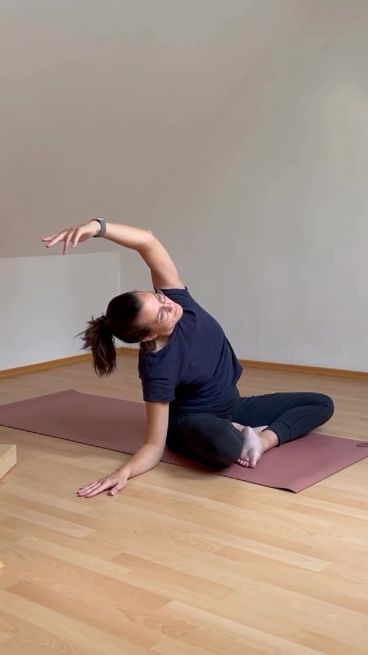 L E N G T H
.
Do I mobilize my spine when I create length in my side body? YES! And it feels sooo good!
.
In yoga classes you might hear quite often “create length” and many times we lift up our hands and arms towards the sky. Can you really feel the length in that moment? Do you feel the length through deep breaths? Maybe next time, take a step back and go slowly. Starting with creating length in your sides by doing some side body stretches, reminding yourself:
.
Where do I want to feel the stretch and can I guide my breath to that area?
Are my shoulders relaxed?
Can I go deeper with small adjustments?
.
I personally love the one lying on my back - bananasana. Funny name and after a while it gives me the feeling that I have grown another cm taller 😁
.
Which is your favorite side body stretch?
.
.
.
#somindfulnow #mindfulflow #yogaflow #yogamat #slowyoga #createlength #sidebodystretch #deepbreath #bananasana #mobilizethespine #yogamom #mindbodybreath #yogateacher