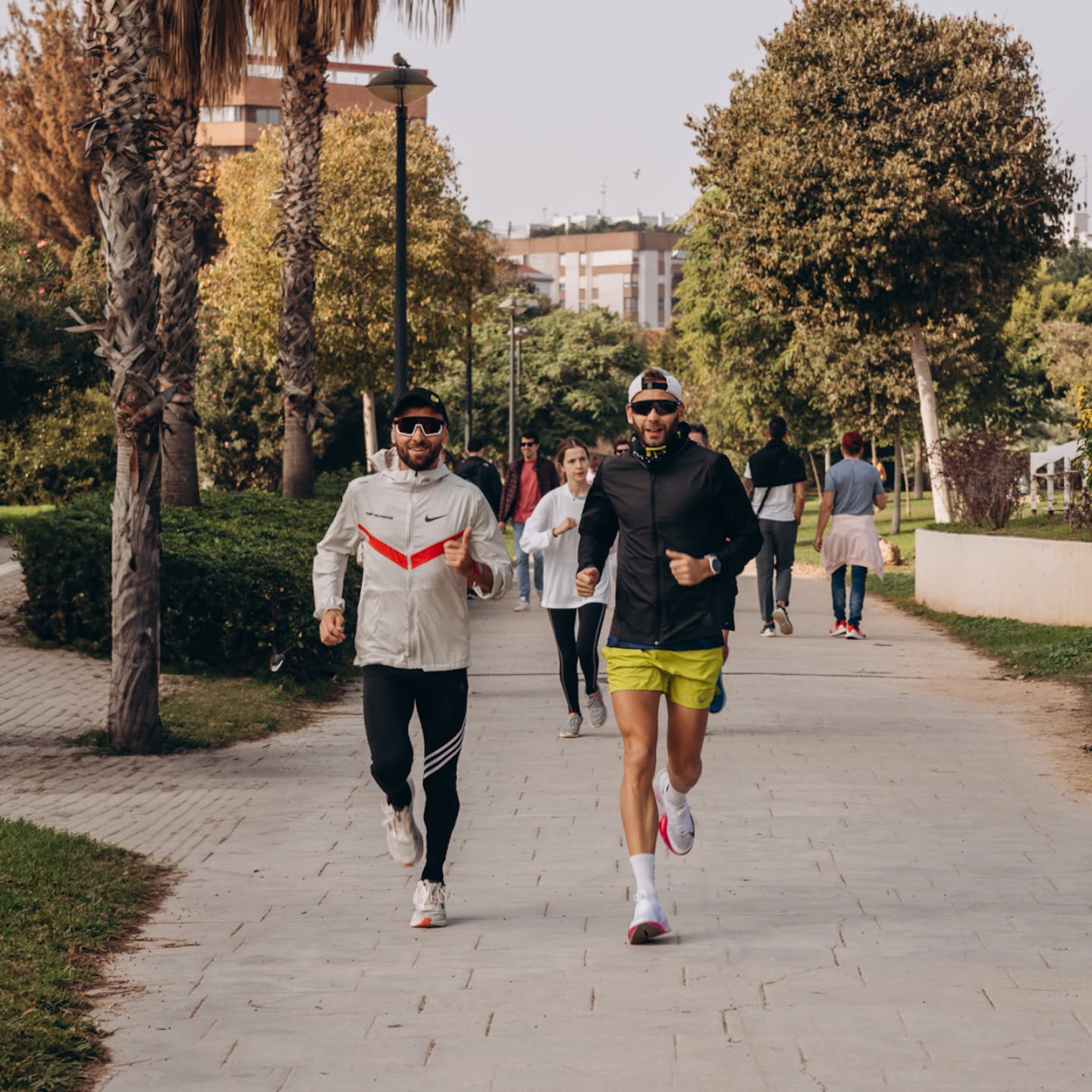 🔜 Rdv demain sur le @maratonvalencia.
Un marathon placé sous le signe de l'émotion et de la solidarité pour toutes les victimes et les sinistrés des dernières intempéries en Espagne.
Une seule envie : se dépouiller pour honorer la belle préparation concoctée par @deprez_patrick. Coach, on te souhaite le meilleur rétablissement possible 🙏🏻.
@benji__crt au départ également avec l'envie de casser le RP 🫡.
🏳 Départ 8h15
🧷 Dossard 97
📺 Diffusion en direct sur @lachainelequipe
📸 @cr.motionpicture
@bordeaux_athle
@top4running.fr
#valencia #marathon #valenciamarathon #top4running #bordeauxathle #stadebordelais