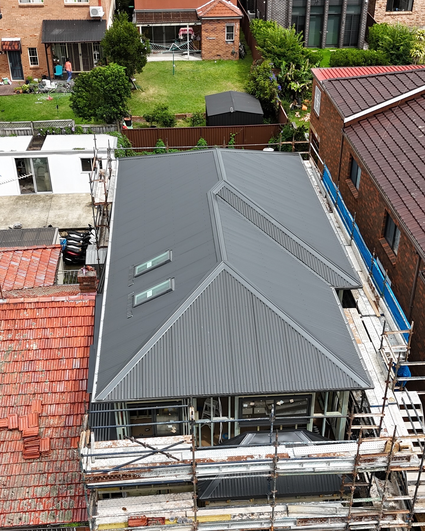 What a journey! 🚧💪🏻 Watch as this roof went from a work-in-progress to a work of art. Swipe to see the transformation and the hard work that brought it all together! 🏠🔥#RoofingLife #Transformation #Teamwork