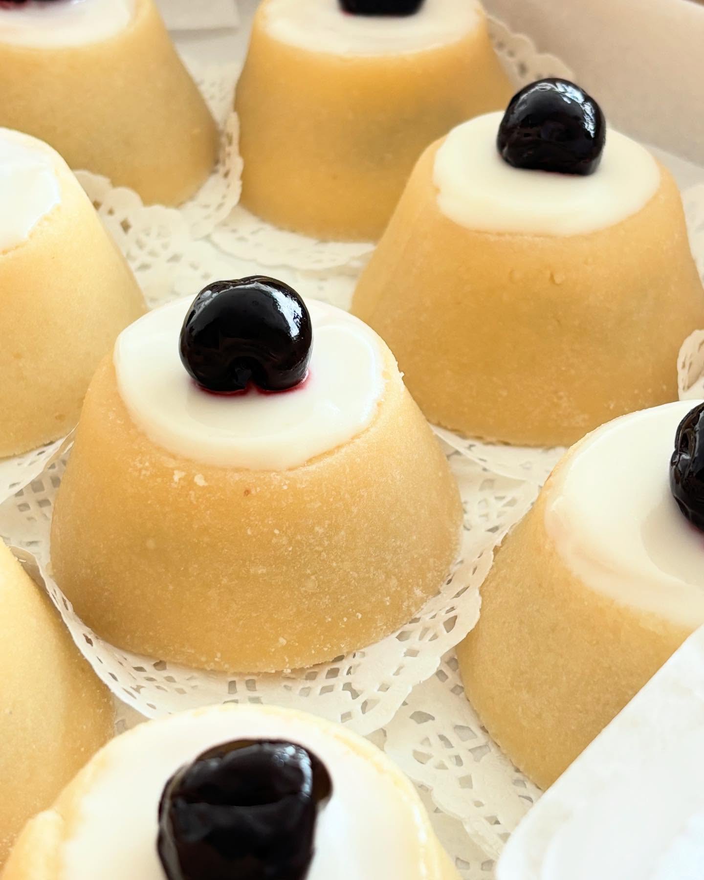 *richiesta speciale*
Settimana scorsa con @izadora_rd per @nkstore:
Cassatine siciliane nel colore “avorio” e le amarene