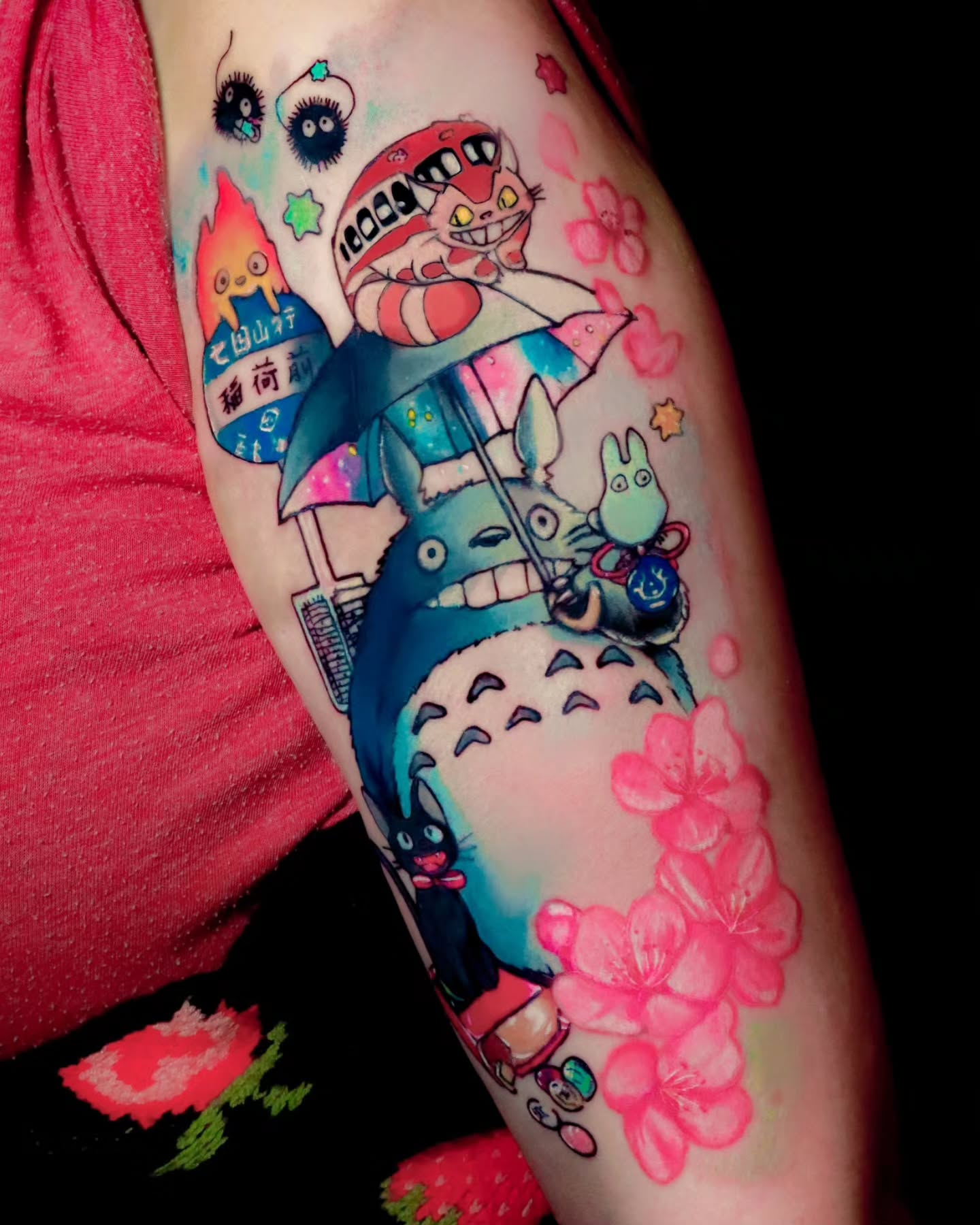 Mais um projecto mix dos estúdio Ghibli feito pela Damiana durante o seu guest na @myowntattooandpiercing
#tattoo #tattooer #tattooart #tattooink #inklife #ghibli #ghiblitattoo #color #anime #animation #inkshop #tattooshop #fullcolortattoo