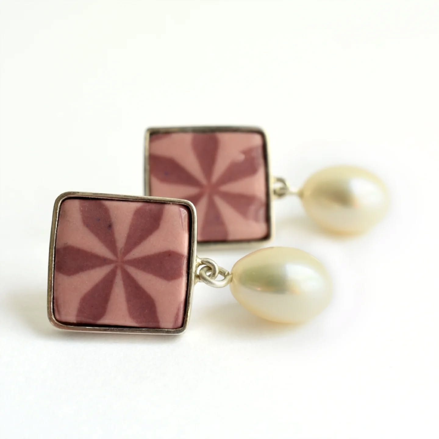 Ohrhänger mit Porzellan, Silber und Perle
#Schmuck #Ohrschmuck #Perle #Porzellan #porzellanschmuck #Ohrringe