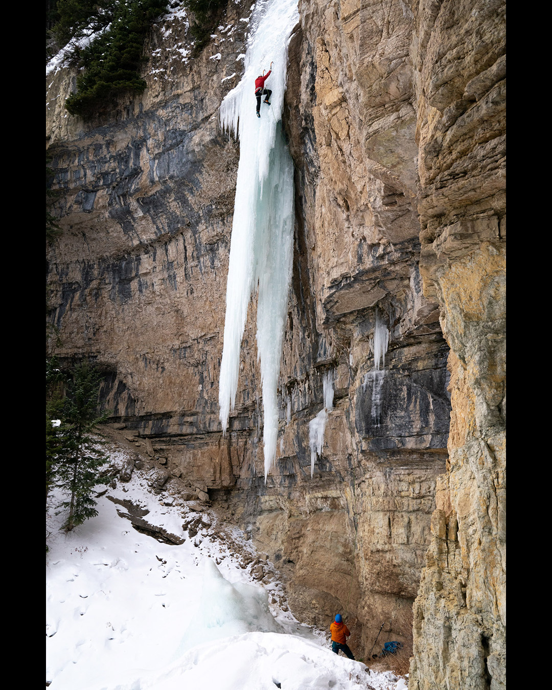 If a gallon measures in at 8.34 pounds, how much do you suppose the free hanging ice weighs? @whitmagro hopes a little added weight won't matter!
#iceclimbing #climbing #winter #drytooling #adventure #ice #climbinglife #yourshotphotographer @blueiceclimbing @scarpana @sonyalpha
