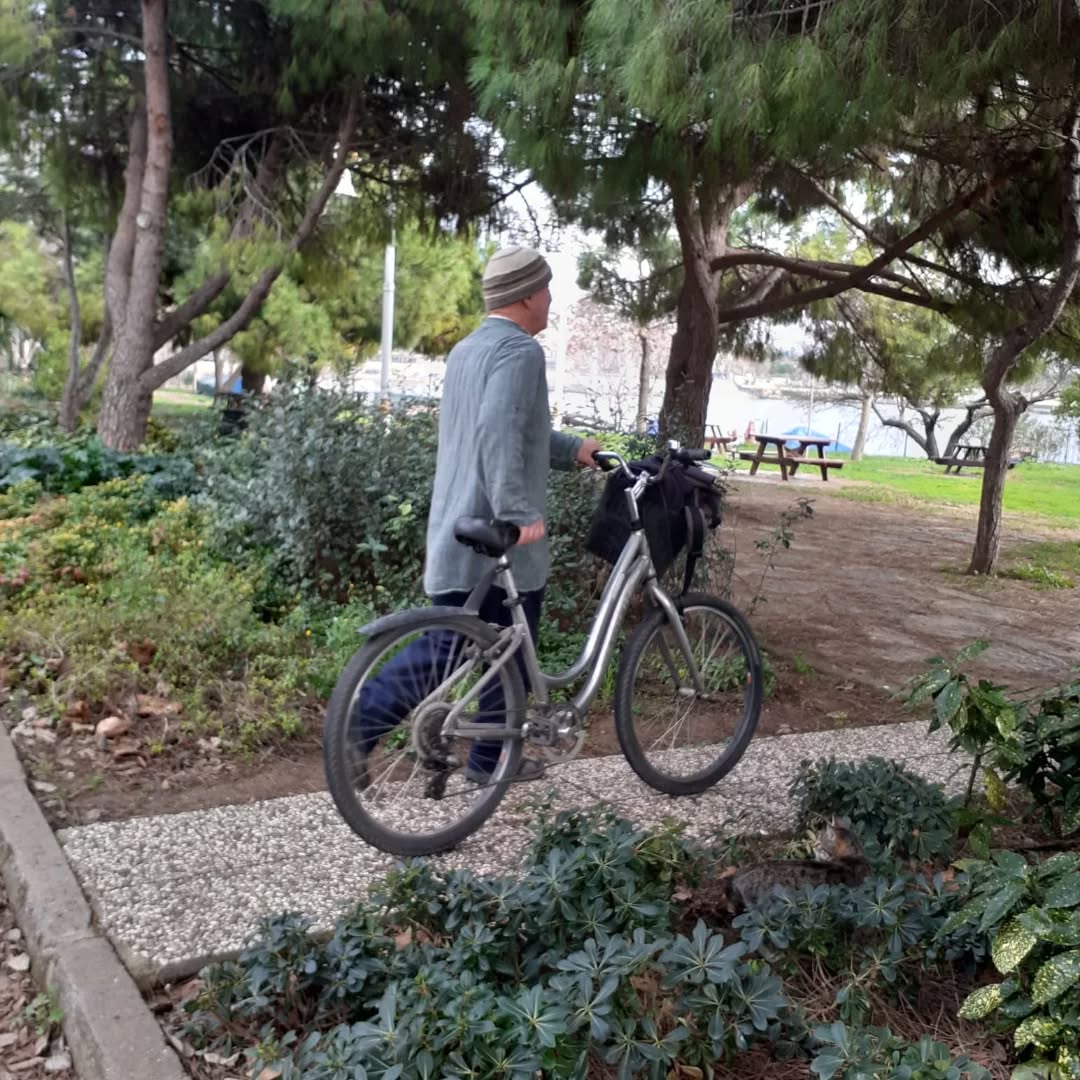 Günün güzel bir hediyesi.
Bu fotoğrafı öyle algıladım. Açık havada Tai Chi çalışmalarında ısrarlı oluşum, bir yanıt bulmaya başladı sanırım. İnsanları olabilecek en güzel yollardan biri ile,Tai Chi çalışmalarına katarak açık alanlara çıkarmak ne hayırlı bir iş🌿🐝
Esas pandemi Parkinson, demans, alzheimer hastalıklarında var. Klinik çalışmalar Tai Chi uygulamalarının bu hastalıkların oluşumu, ilerlemesini önlemede çok etkili olduğunu gösteriyor.
Bu sabah çalışmamızın akışı beni mutlu kıldı. Arkadaşlarımın öncelikle sabırla denemelerini ve grubun varlığını destekleyici istikrarlarını görmek çok kıymetli.
Ders bitimi çay seansı sonrası dağılışta sevgili @yyesim.erdogan bu fotoğrafı çekmiş. Çok hoşuma gitti. Teşekkürler @yyesim.erdogan. Kent içinde bir yaşam tarzını ifade ediyor bence. Almanların bir sözü geldi aklıma, belki başka (bisiklet ile yoğun temasta olan) halkların da vardır; "iki teker üzerinde insan hep genç kalır". Bir de Tai Chi Chuan yolunu tutmuşsanız, ne âlâ😌
#tao #taoteching #taichiturkey #taichichuan #taichikamp #pushinghands #meditasyon #mindfulness