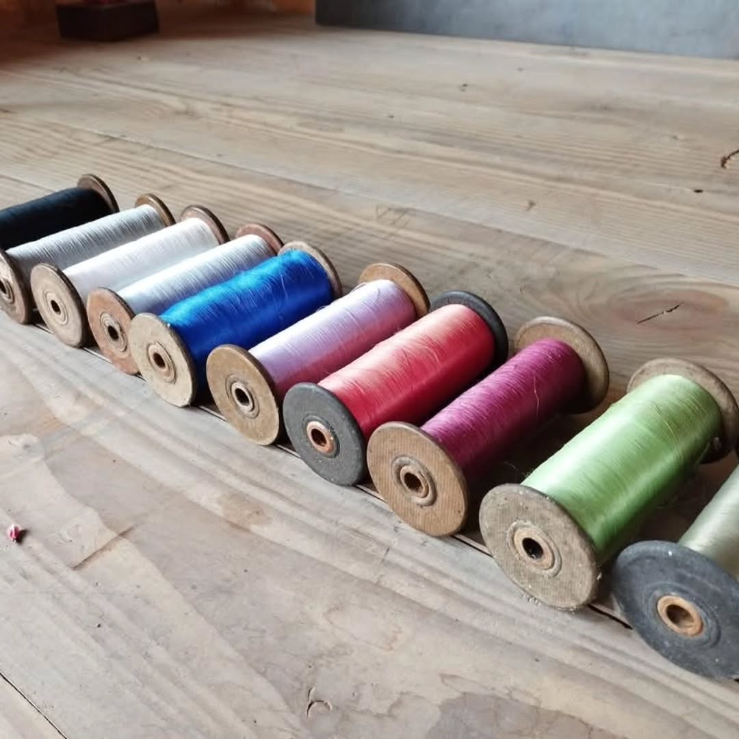 Bonjour
Je vend une partie de mes bobines ....il y en a beaucoup ☺️elles viennent d'une passementerie lyonnaise , c'est de l'inusable et ne se feront pas manger par les vers car les bobines de la région lyonnaise et stefanoise sont en carton bouilli et une bonne couche de vernis contrairement a ce que beaucoup prenne pour du bois .
Largeur bobine 11cm
Largeur joue 6,2 cm
Profondeur entre l'axe central et le haut de la joue 2cm
Pour celles avec de la matière dessus elles sont un peu plus petites en contenant
11 de large aussi mais la joue fait 4,5 et l'épaisseur 1,3 cm
Elles sont a 3 € piècesplus les frais d'envois, je suis en Bourgogne a côté de Cluny .
Il y en a beaucoup donc n'hésitez pas si vous pouviez en prendre un minimum de 5 pour que je ne me retrouve pas a faire du mini empaquetage ce serait cool
#bobines #materieltissage #atelierdelalisse #laine #tapisseriefrancaises