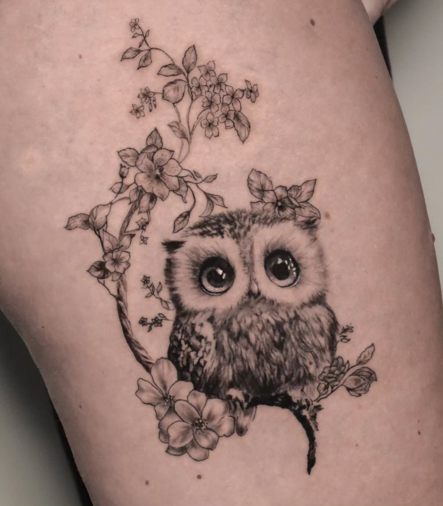 Esta foi a terceira tatuagem feita pela aprendiz @joana_barradas ? o que acham?
#tattoo #tattoolife #micro #microrealism #tattooshop #ink #inklife #owl #owltattoo #realism #fineline