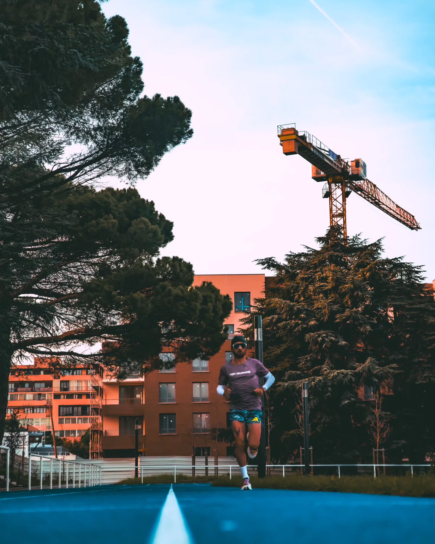 En travaux 🏗🚛
📷 @vaudebrand_photographie
👟 @top4running.fr : CP GAET
#top4running #gofastertogether #running #runnerofinstagram #sportmotivation