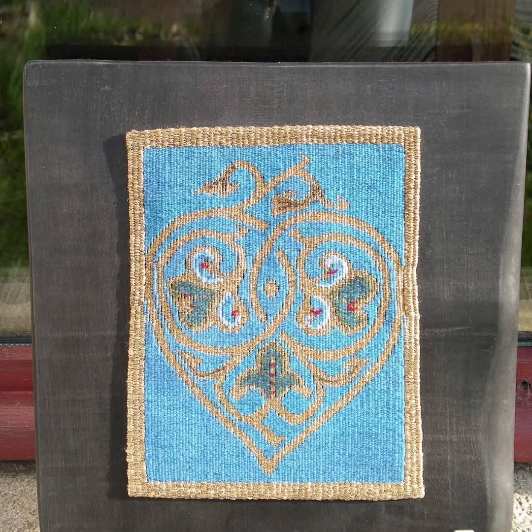 Mes petits coeurs médiévaux en laine soie et fils d'or 5 fils au cm
l'un est parti de la galerie vers l'Australie , un charmant couple qui voyageait pour leur anniversaire de mariage , l'autre dans la région pas très loin de l'atelier ☺.
#atelierdelalisse #artisanatfrancais #tapisseriefrancaises #metieratisseraubusson #Bourgogne #weavingtapestry #courstissage #tissagemural #lainefrancaise #wool #medievale #fildor