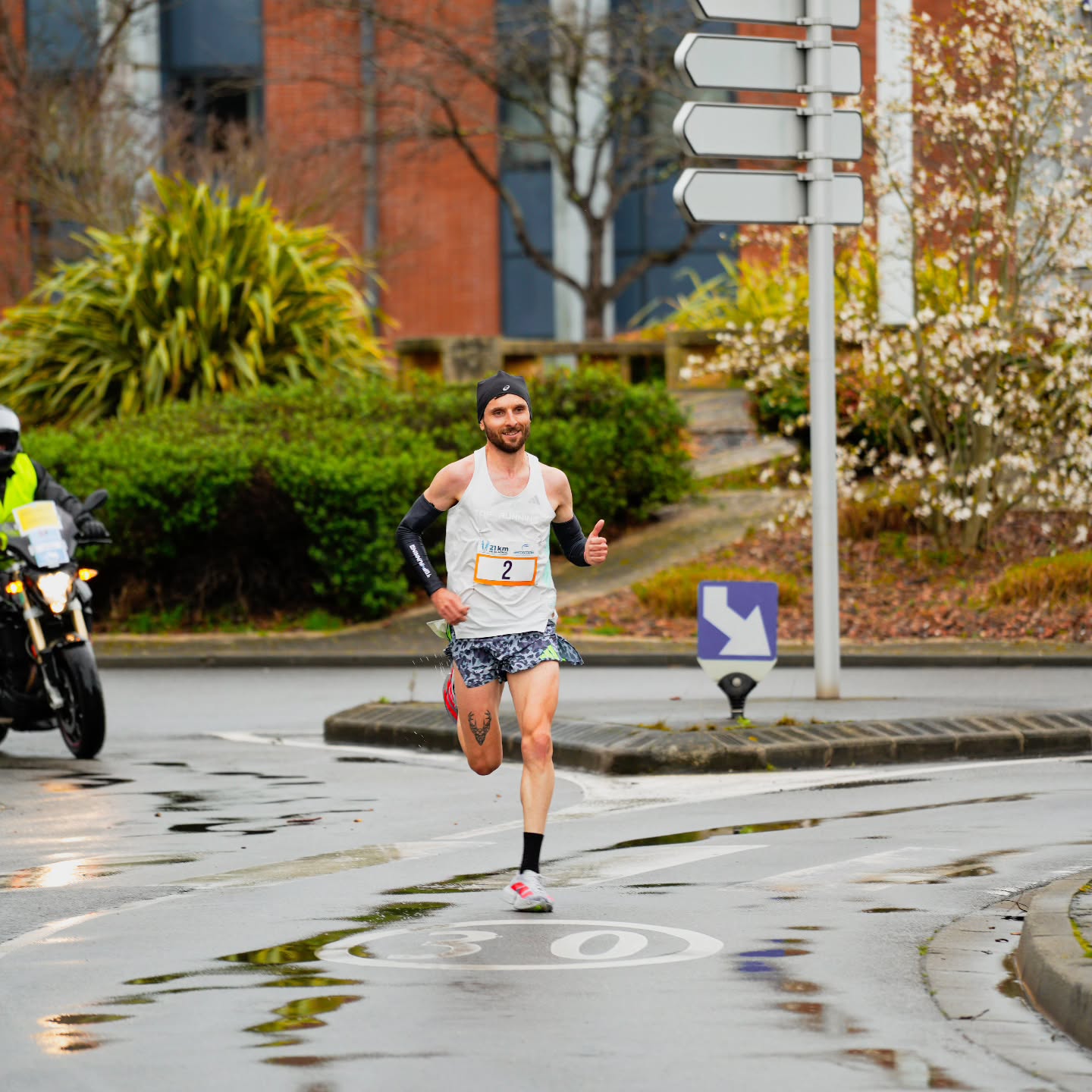 🥇 Victoire sur le semi de Blagnac dans des conditions pas évidentes 🌬🌧☔️🌀 ➡️ 1h06'04.
Après 3 mois sans compétitions et quelques embûches, ce retour valide les 2/3 de la préparation marathon. Rdv fin mars pour la conclusion.
Celle-ci, elle est pour toi mamie 🙏🏻. Ce matin, le cœur était lourd mais tu m'as porté 👼.
@top4running.fr : CP GAET
🎽 @bordeaux_athle
@climbyapp : nouveau contenu coaching à venir
📷 @geraud_flores
#top4running #stadebordelais #climby #blagnac