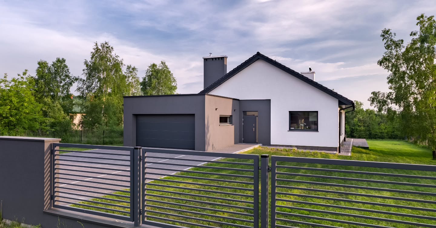 Secure, stylish, and oh-so-chic. This modern fence and gate provide both privacy and a stunning first impression. Ready to elevate your home's exterior? #grayfence #modernfence #minimalist #minimalism #whitehouse #contemporaryhome #gate #fence