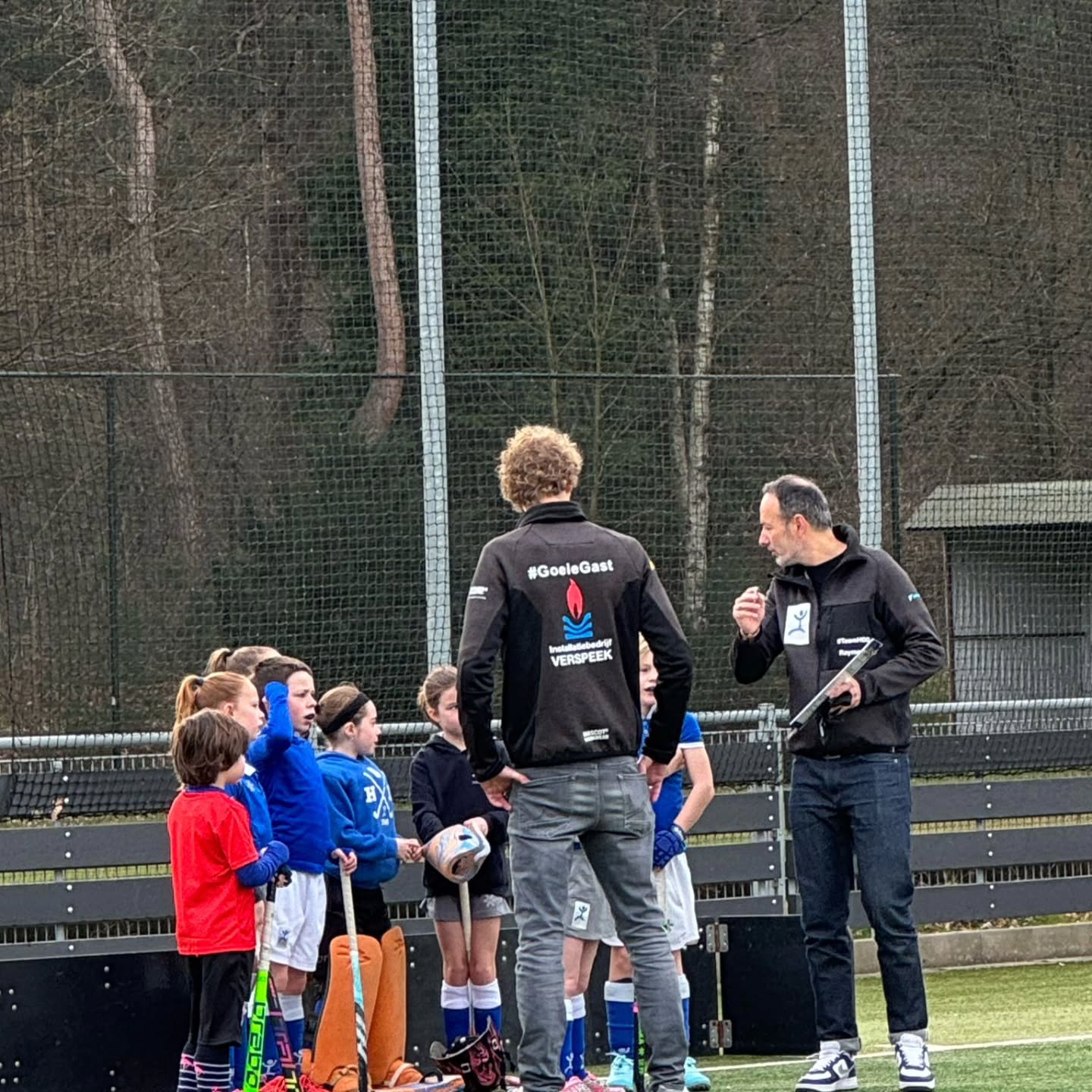 ? De veldcompetitie is eindelijk begonnen voor MO9-4! ?
Na een valse start door de afgelaste eerste wedstrijd (dankjewel, vorst βοΈ), stonden we vandaag extra gemotiveerd op het veld! Met een sterke teambespreking, enthousiaste coaches Γ©n in onze prachtige gesponsorde jasjes van Verspeek, waren we helemaal klaar om te knallen! ??
Op naar een mooi seizoen vol plezier, teamwork en natuurlijk⦠goals! ??
#MO9-4 #Seizoensstart #Teamwork #Verspeek #Hockeyplezier