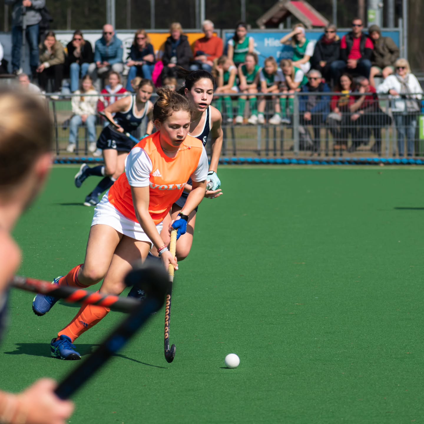 4-Nations Toernooi U15
Komend paasweekend organiseert de KNHB samen met Hockeyvereniging H.O.D. het 4-Nations Toernooi voor de Jongens en Meisjes U15.
Het 4-daagse toernooi start op 18 april en op 21 april sluiten we af met de finale. Verdeeld over de dagen worden maar liefst 27 wedstrijden gespeeld. Het deelnemersveld bestaat uit de nationale selecties van USA, Duitsland, BelgiΓ« en natuurlijk Nederland. Naast de Nederlandse U15 teams nemen ook de 3 zogenaamde steunpunten uit Nederland deel (voorheen districten). 4 dagen hockey op hoog niveau. Gratis toegang.