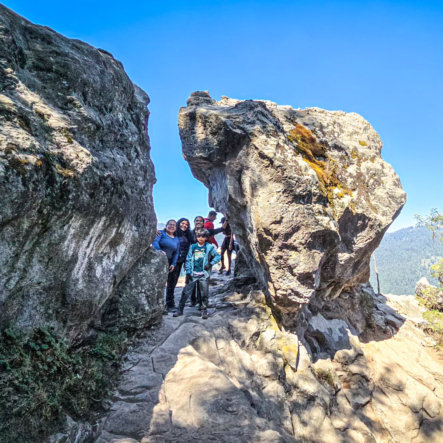 ✨ Puerta del Cielo con pequeñas almas valientes ✨
Este fin de semana, caminamos hasta el Mirador Puerta del Cielo en Los Dinamos, ver a pequeños exploradores conectar con la naturaleza fue un regalo para el alma. 🍃☀️
Traer a nuestros niños a estos espacios mágicos no es solo un paseo; es sembrar la semilla del amor y el respeto por nuestro planeta. Cada hoja que tocan, cada piedra que observan, les enseña la invaluable lección de cuidar este hogar que compartimos. 🌎💚
Un niño está libre de los juicios que a veces nos pesan, vemos una fortaleza pura, una capacidad asombrosa para conquistar cada sendero, cada desafío. Nos recuerdan que la fuerza reside en la autenticidad, en la curiosidad sin límites. 💪👧👦
¡Qué fortuna acompañarlos en este descubrimiento! Ojalá acerquemos más a los pequeños a los sitios naturales 🏞
¿Te interesa esta aventura familiar?
Tenemos las siguientes fechas
📅15 de Junio
📆05 de Julio
Aparta con el 50% y el resto págalo el dia de tu aventura 🥾
Más Información
+52 55 1963 4006
#NiñosEnLaNaturaleza #LosDinamos #PuertaDelCielo #AventuraFamiliar #ConexiónNatural #CuidadoDelPlaneta #FortalezaInterior #InfanciaLibre #MomentosMágicos #MexicoNatural