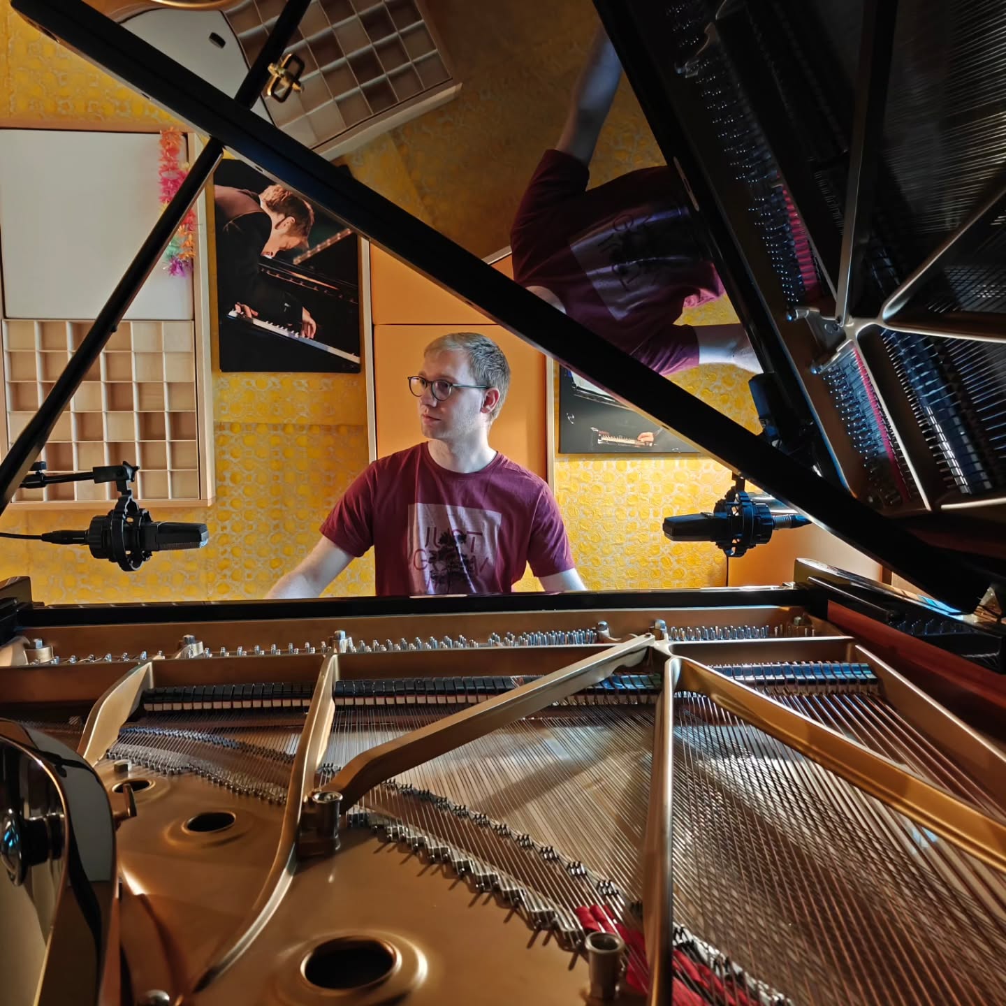 Letzte Woche war ich im Studio um meinen erstes Soloklavier-Album aufzunehmen.
Tolle Erfahrung, hat mega Spaß gemacht und bald gibt's was auf die Ohren 😁
Danke an Uli von @fliptopmusicstudio
#production #solopiano #album #newmusic #composition #steinwayandsons #pianomusic #klavier #jazzpop #arrangement #fun #proud