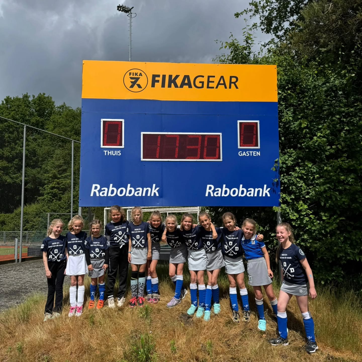 Onze miniβs van de week mochten nog één keer shinen in de line-up met Dames 1 en Heren 1! ??
Wat een ervaring om samen het veld op te lopen β stralende gezichten en trotse blikken overal. ??
Toekomst en toppers samen in één teammoment. ? #SuperSunday #MiniVanDeWeek #Trots #ToekomstVanDeClub