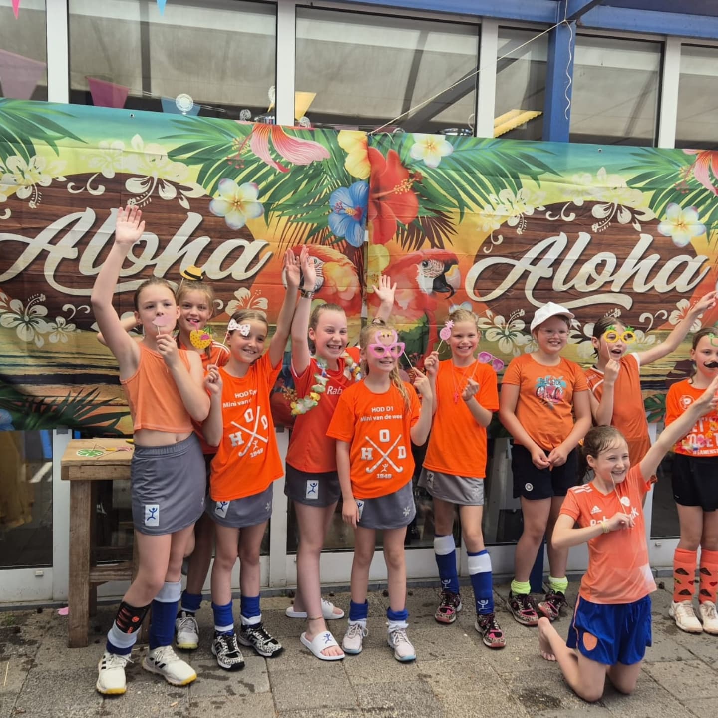 ? Jongste Jeugd Slotdag O10 bij H.O.D ??
Wat een geweldige afsluiter van het seizoen vandaag! βοΈβ‘ met een afwisseld programma van wedstrijden en de sponzenloop was het een succes en konden ze de hitte aan.
? er waren prijzen voor de winnaar van de sponzenloop en leukste outfit! ??
Iedereen die erbij was: bedankt voor jullie inzet, support en energie. Tot volgend seizoen! β€οΈ #Slotdag #O10#HOD #Hockeyfeest #JongsteJeugd