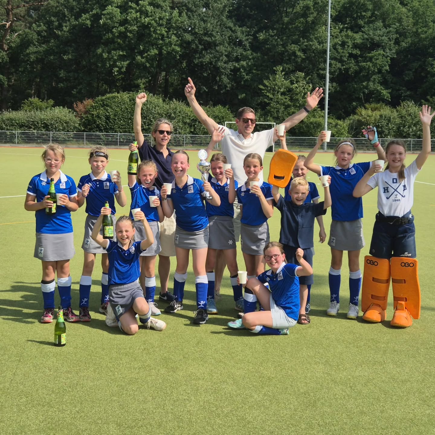 ? KAMPIOENEN!! ?
Wat een seizoen, wat een team! ??
Onze toppers van MO10-2 zijn vandaag kampioen geworden! ??
Met inzet, teamspirit en vooral heel veel plezier hebben ze het hele seizoen gestreden β en met succes!
Wij zijn supertrots op deze kanjers! ??
Laat die overwinningstaart maar komen! ??
#Kampioen #MO10-2 #Hockeyhelden #Teamwork #TrotseClub #HOD #valkenswaar
