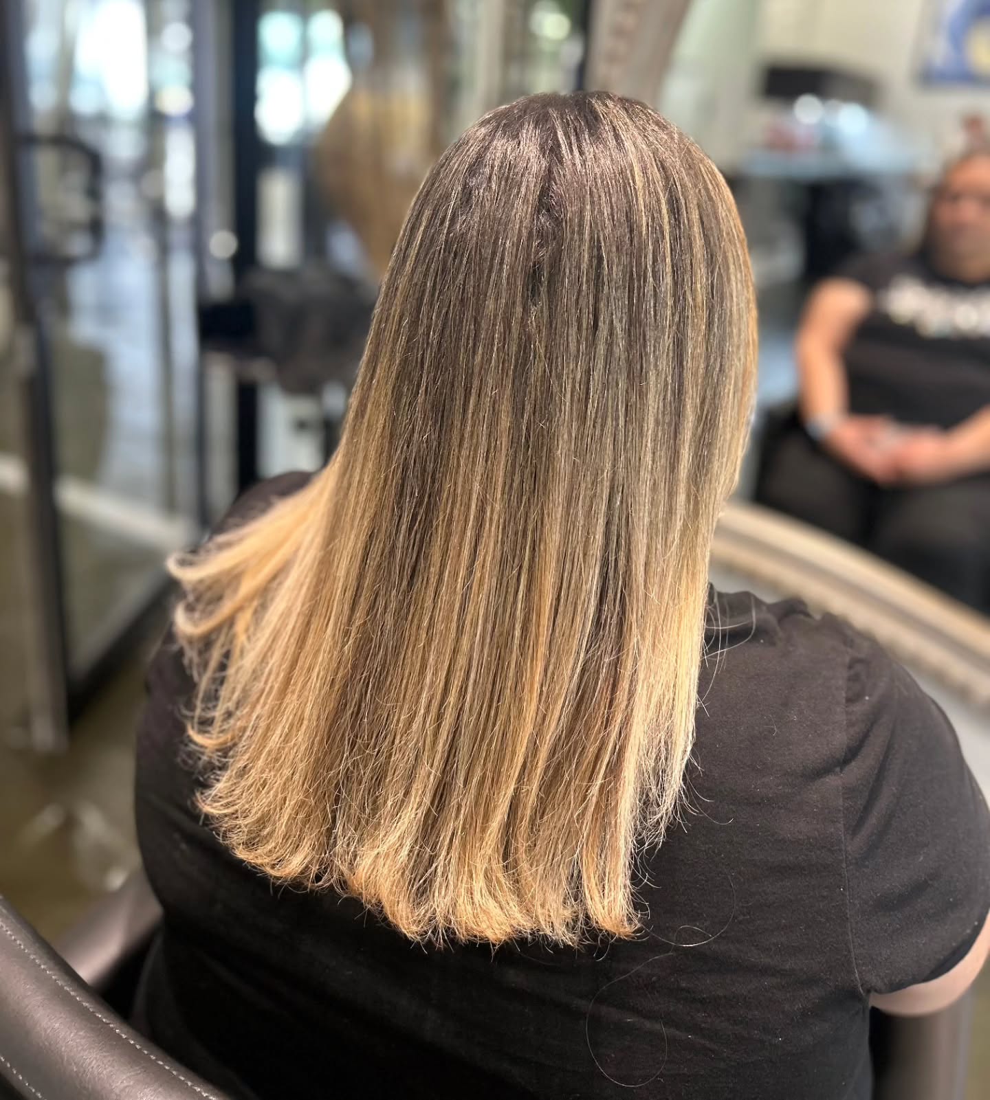 ✨️Partial Highlight Magic
Partial highlights are the perfect way to brighten up your look! They add dimension and keep your natural base intact - a fresh update with low maintenance.
This transformation included:
✔️Partial highlights
✔️Toner
✔️Haircut
✔️Blowout
Work by our Stylist: Evie
?Book your appointment now and glow with us!
Online booking:
?www.brocatos.com
?410-558-0047
#highlights#fullhighlight#partialhighlight#blowout#toners#hairrefresh#sunkissedhair☀️