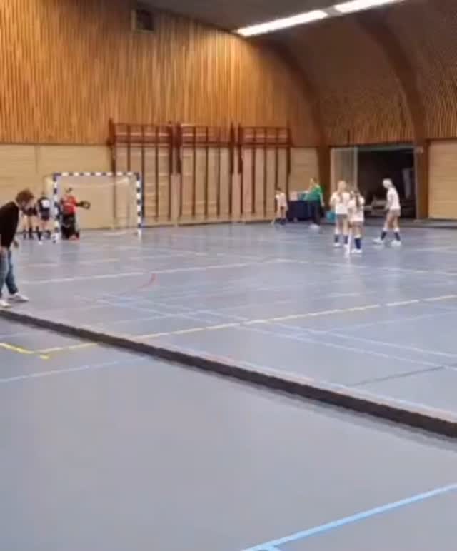 @hod_mo141 speelster Isabel Jansen maakte deze mooie goal afgelopen zondag in de wedstrijd tegen Delta Venlo. Het team kwam terug van een snelle 3-0 achterstand en won met 3-4 door een doelpunt 2 minuten voor tijd #doelpuntvandeweek ?!