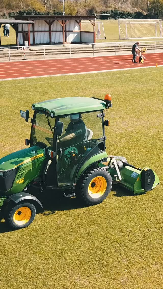 Frühjahrsfit in Kaltenmoor!
Auf dem Sportplatz in Kaltenmoor haben wir diese Woche ordentlich angepackt: In einem abgestimmten Pflegedurchgang wurde die gesamte Rasenfläche vertikutiert, gemäht und direkt im Anschluss nachgesät.
Das Ziel? Ein strapazierfähiger, dichter und gesunder Sportrasen, der den Anforderungen der kommenden Saison standhält.
Zum Einsatz kam dabei hochwertiges Regenerationssaatgut von COMPO EXPERT – perfekt abgestimmt auf intensiv genutzte Sportflächen. Dank modernster Technik und einem eingespielten Team konnten wir die Arbeiten effizient und flächenschonend durchführen.
Im Real seht ihr Drohnenaufnahmen der Maschinen im Einsatz – volle Präzision aus der Luft!
Gepflegter Rasen ist mehr als Optik – er ist Grundlage für Leistung.
Und wir sorgen dafür.
#Sportrasenpflege #Rasenliebe #Kaltenmoor #Nachsaat #Vertikutieren #DieGollo #Sportplatzpflege #johndeere #gollogartenbau #Lüneburg #CompoExpert #Teamwork #Grünpflege #RasenpflegeProfis #365tagefürsieimeinsatz