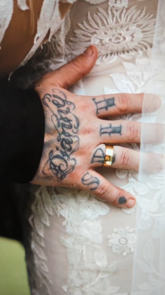 🖤🤍 I absolutely live to capture these kinds of weddings. The ones that are raw, genuine and authentically you 🤍🖤