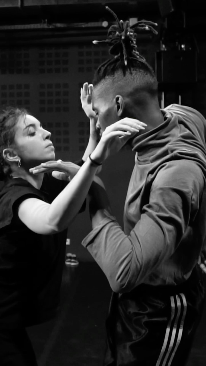 Retrouvez quelques images de notre résidence à Marseille pour la pièce « Rave Lucid » merci @klapkelemenis pour l’accueil et @balletnationaldemarseille pour le soutien.
🎥 @manuchamoun
🌞 @filfrvp @adrienvexus @le_mino_ @_hflow @malboneige @laura_nala5 @manuelaemrose @marielvnz @linnnnn_n @thea__x23 @alic.lm @haja.oceane