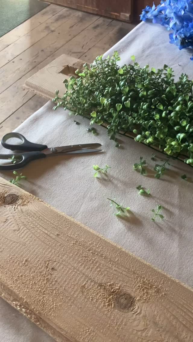 Adding a little garnish to @5mainstreet
💕🫎💕🫎💕🫎
#diy #fakeflowers #maine #bluehill #bluehillmaine #smallshop #windowdisplay