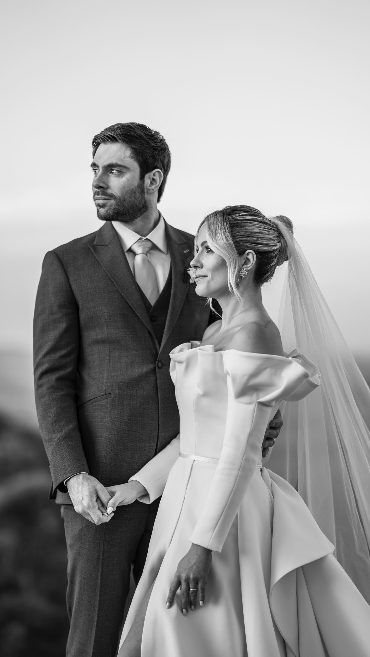 O casamento da Rafaela e Francisco, desde o primeiro momento na idealização dos detalhe até o minuto final da festa, esteve rodeado de sorrisos e alegria em todos os instantes.
A cada reunião de alinhamento e fechamento com os nossos parceiros, era comum e frequente escutar “que casal incrível”, @rafaelagiublin @dr.saracuza vocês construíram um dia perfeito, não tinha como ser diferente, obrigada pela confiança e privilégio de vivenciarmos esse sonho juntos ?
Assessoria: @mazzi.assessoria
Local: @terrasdeclara
Foto: @torinzanetteweddings
Vídeo: @zanifilmes
Vestido: @carlosbacchi
Make e Hair: @rodrigoramas
Decoração: @marconzieventos
Traje do Noivo: @fabrizioallur
DJ: @djigorcunha
Música: @cristianobarretooficial
Música: @otkoficial
Música Cerimônia: @coraldelchiaro
Gastronomia: @buffetzest
Bar: @helpbar
Bolo: @thekingcake
Doces: @patipiva @petitefleurpatisserie @mariabeatriz_doces @carol_melo_doces @ivanybemcasadosoficial
Papelaria: Scards @byscards
Site e Lista: @casar_pontocom
Gifts personalizados: @arrozdefestapersonaliza