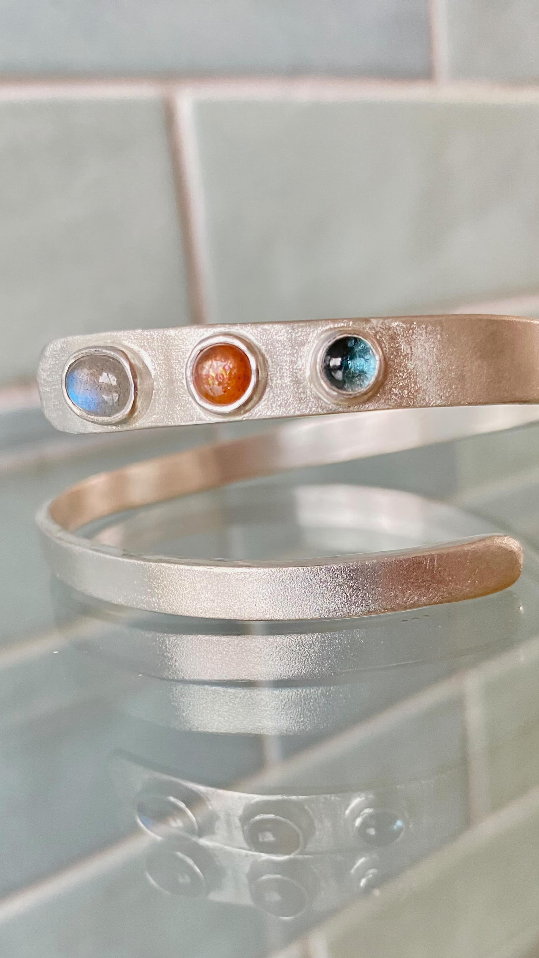 Making sparkly birthday presents is such a joy! ✨💖 #alicesilverdesigns #edelsmidalicesilverdesigns #zilverenarmband