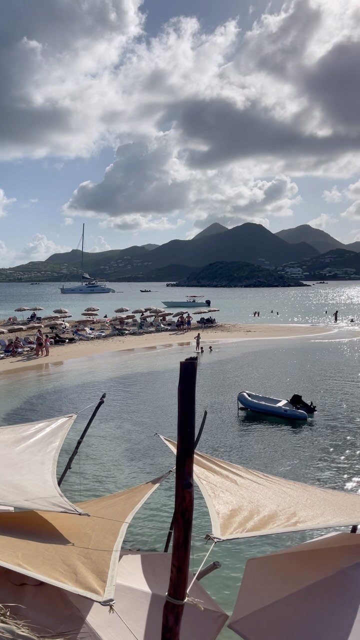 Bienvenido #2024 ✨
Have you planned visit us this year ?
When you book a suite @karibunisxm the rate includes :
#welcomedrinks #breakfast #privatetransfer to #pinelisland #beachchairs & #umbrella ✨
#karibunisxm #boutiquehotel #beachrestaurant #sea #sun #saintmarteen #caribbeanisland #island #sunrise #instatravel #trip #vacation #travel #goodtimes #relaxtime #discover #beautifuldestinations