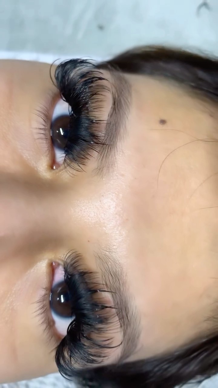 This whispy spiky set is stunning 🤩 #bradentonlashes #sarasotalashes #tampalashes❗️ #tampalashes #miamilashes #atllashes #houstonlashes #tampalips #sarasotalips #hyaluronpen #whispylashes #megavolume #falllashes #classiclashes