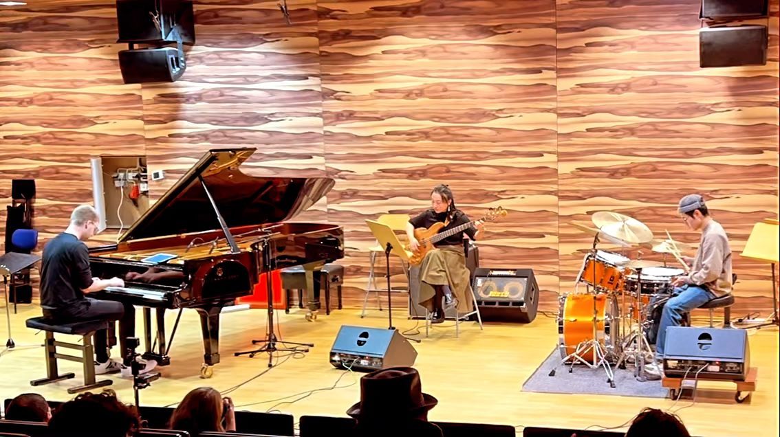 Wettbewerb der Jazzabteilung @jazzhfmwue
2. Platz
Woman Composers in Jazz
Thanks to @hiromimusic for her music
Bass: @yao_wangyy
Drums: @s18un
Full Video on YouTube. Link in Bio
#hiromi #jazztrio #steinway #steinwayandsons #wettbewerb #jazz #jazzwettbewerb #oddtimesignatures #fun #celebrate #competition #jazzcompetition