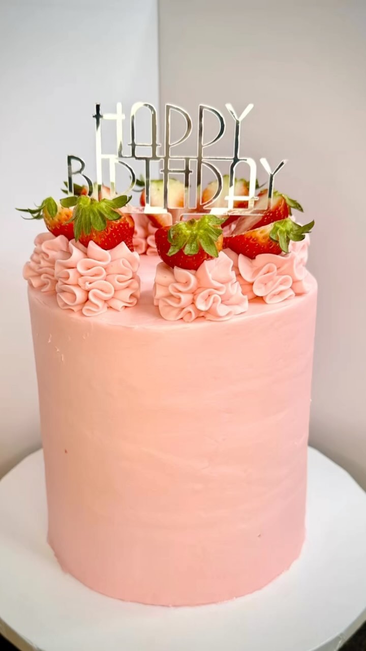 I remember when I was so afraid of buttercream and only used fondant to finish. My mentor once told me I was awesome at fondant, but if I get buttercream down I will have it going on! Some times I feel I have traded skill’s between the two. I love both for different reason, but buttercream is my new favorite #cakebae #ashtomariecakesllc #dallas #dallastx #midlothiantx #cake #sweettooth #dallastexas #cakedecorating #cakestyle #cakeart #butter #sugar #sweets #sweettreats #instagram #