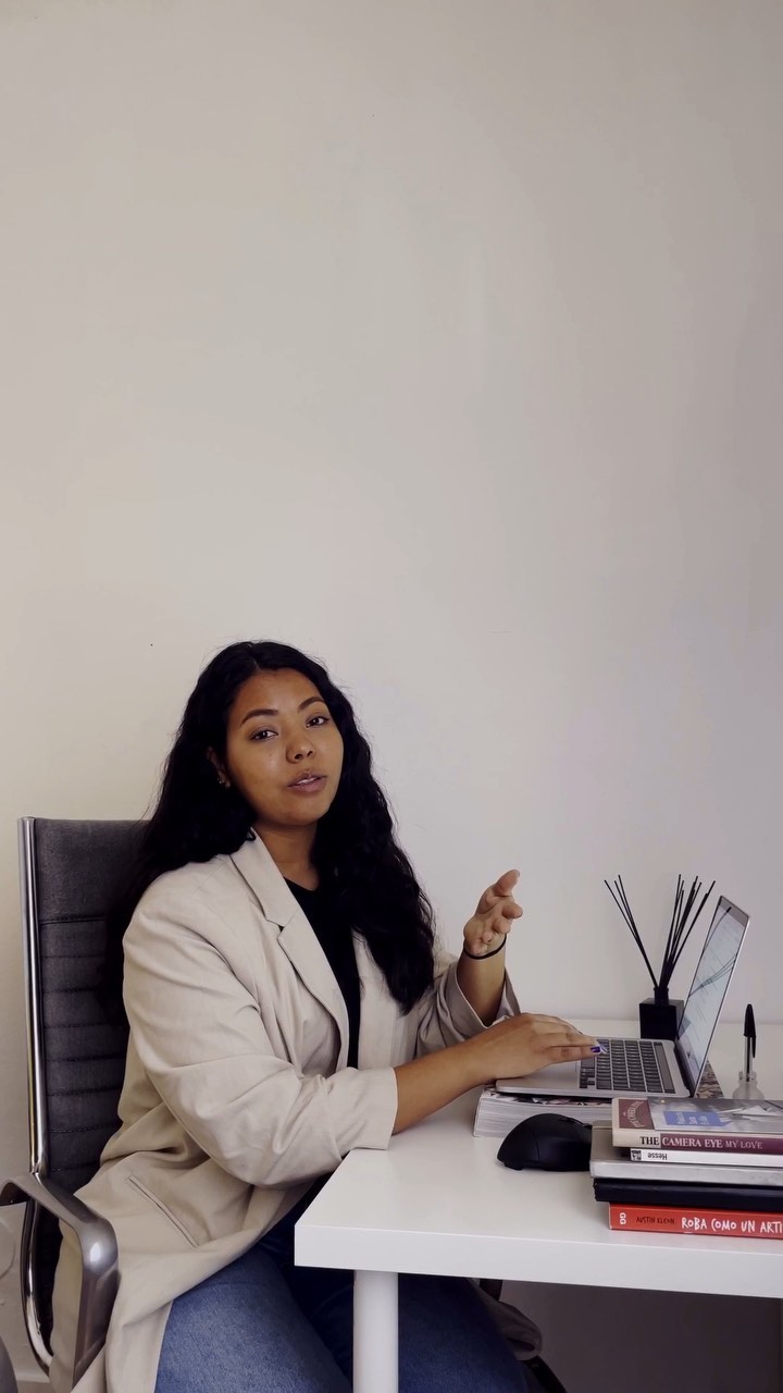 Vende la historia no el producto 📚💜💸
3 formatos de llevar el storytelling a tu negocio son:
✨ Con el método del antes y el después
✨ Compartiendo la historia de tu marca
✨ Contando el proceso de creación de un producto o servicio