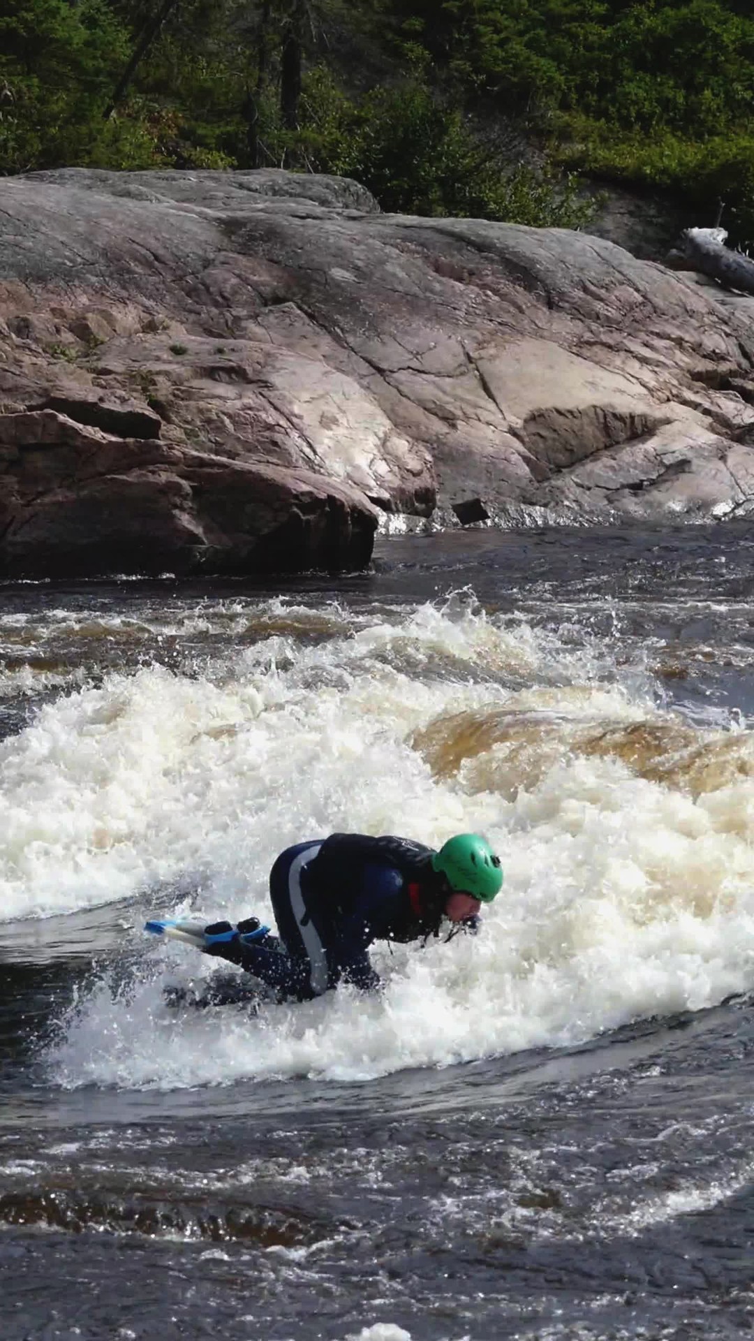 Débloqué un nouveau variant de Flatspin, le Kneespin???
Unlocked a new Flatspin variation, the Kneespin???
.
.
.
@earth_veins @wallysphoto @forward_wip @sweetprotection
#riverwave #freestyleriverboarding #riverboard #bodyboarding #riversurfing #bodyboard #surf #surfing #whitewaterismgic #explorecanada #igexplorer #exploremore #instasurf #earthveins #whitewater #extremekid #outdoors #foryou #nature #viral #trending #fyp #homeiswherethewavesare #cestgiant #water #livetoplayanotherday #sweetprotection #gofastonwater