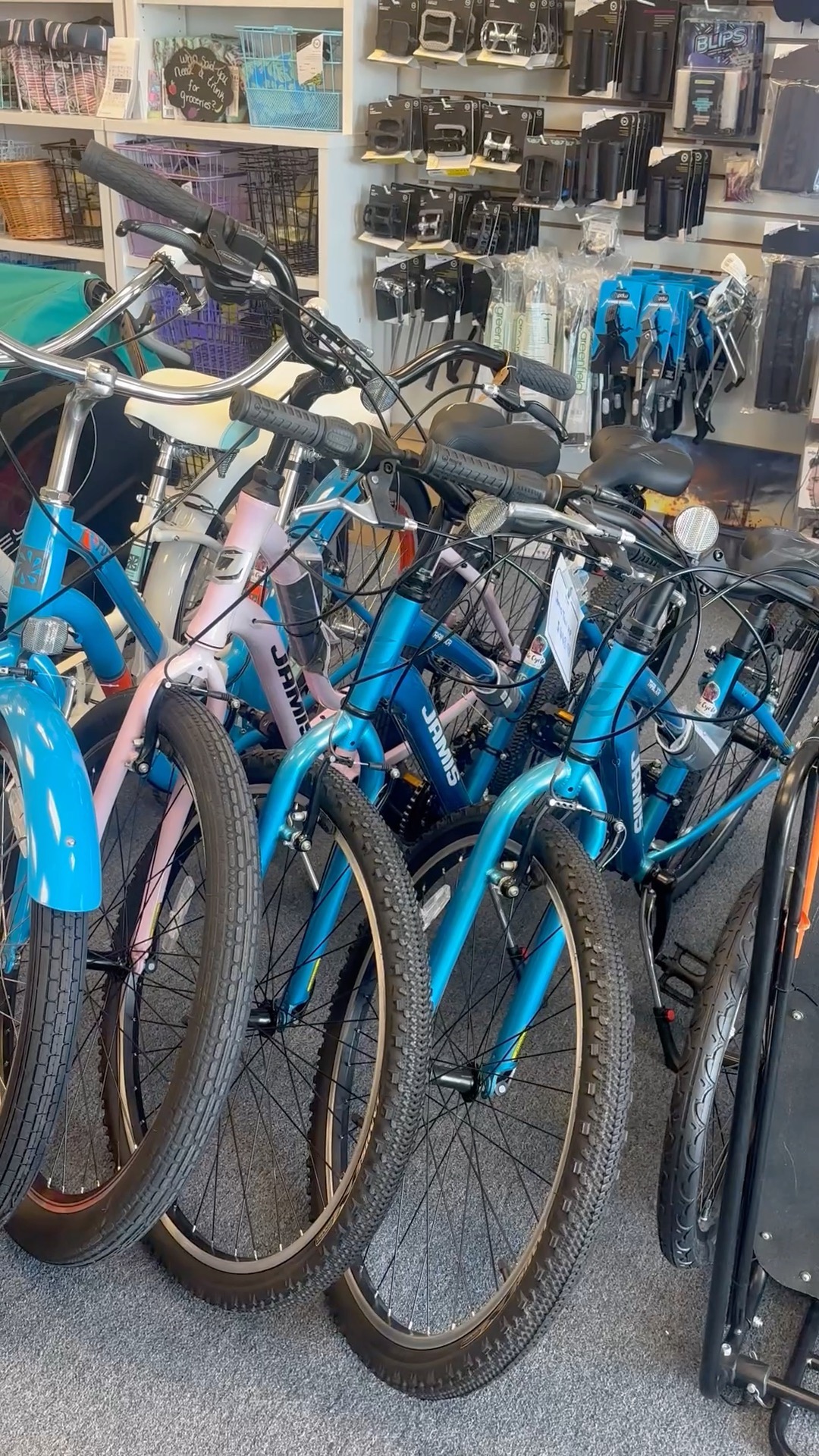 Just look at that sunshine! ☀️ It's a truly spectacular day to be outside, and what better way to enjoy it than on a brand new bike? We've got a great selection of new bikes in all shapes and sizes, ready to take you on your next adventure. Come on in and let's get you rolling!
#bikelife #beautifulday #newbike#islecycle #emeraldislenc #emeraldislestpatricksdayfestival #jamisbikes #retrospec #cruztheturtle #jamis #beachbike