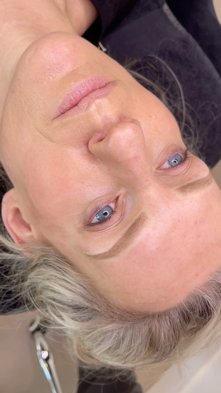 Ombre powder brows
Semi permanente make up⠀
▸ is geschikt voor alle huidtypes
▸ Resultaat 1,5 - 3 jaar
▸ Pigmentkleur wordt persoonlijk voor jou samengesteld
De kleur wordt nog lichter, zachter en natuurlijker na genezing. Ook zal de warmte er nog uittrekken.
⠀⠀
▹ www.thebrowboutique.nl ⠀⠀⠀⠀
▹ +31639345911 ⠀⠀⠀⠀⠀⠀⠀
(ook te bereiken via WhatsApp)
#powderbrows #ombre #ombrebrows #pmu #permanentmakeup #aalsmeer #eyebrows #browsonfleek #browbar #archaddicts #amsterdam #microblading #labina #permablend #spmubrows