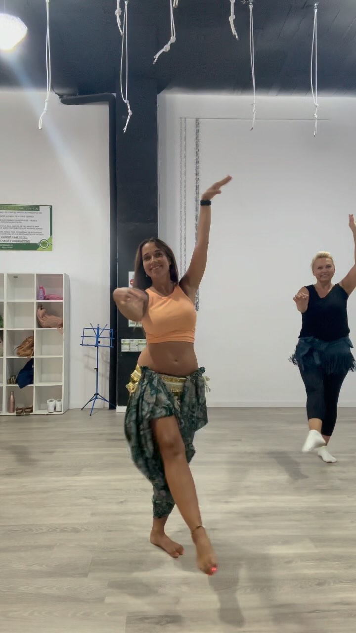 🪄La magia y el glow de los martes ( y lo bien que me lo paso yo con estas mujeres) 🙌🏼❤️🪄✨
En Junio seguimos con las clases de inicial en Fuengirola 💃🏽 ¡Qué el ritmo no pare!🪘🎶
.
.
.
The magic & glow of every Tuesday 💃🏽❤️✨🪄 The enjoyment I have in each class with these women is priceless ❤️
We will continue with beginner’s belly dance classes in June in Fuengirola!
#bellydance #fuengirola #bellydancer #bellydancers #bellydancelife #dancer #danceclass #danzaarabe #danzaoriental #danza #danzadelvientre #danzafuengirola #mujeresbonitas