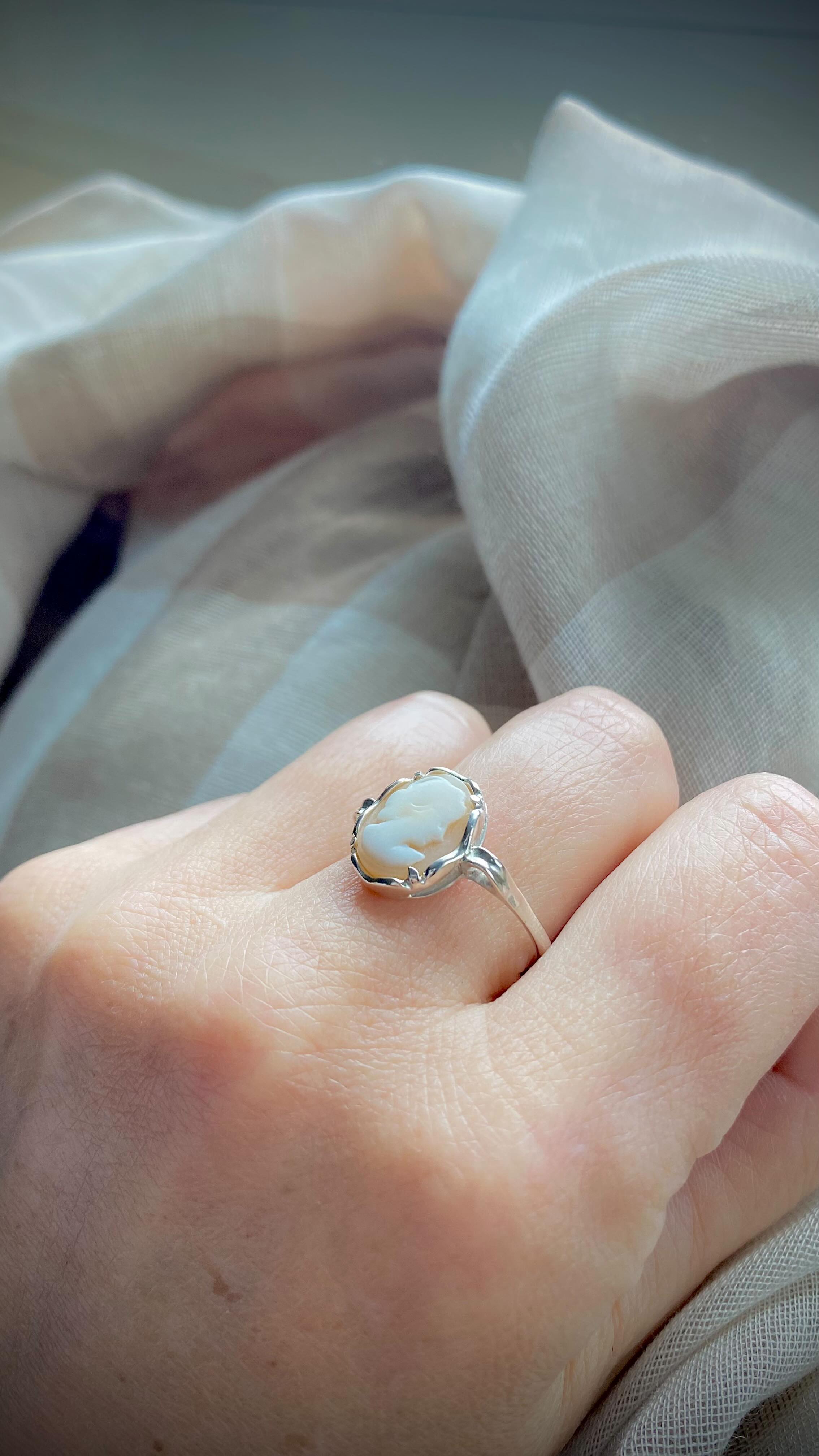 Mum’s 60 year old silver cameo ring restored. A very satisfying job! 🙂💎#edelsmidalicesilverdesigns #zilverenringrestauratie #alicesilverdesigns #cameojewelry #edelsmidring #sieradenontwerp