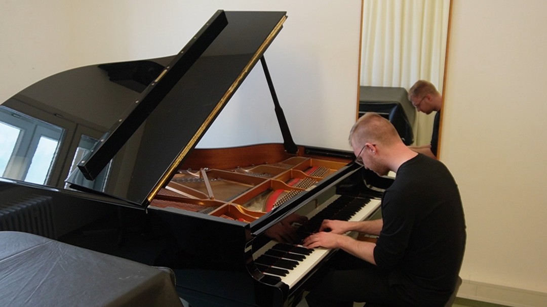 Mal wieder ein kleiner Ausschnitt eines Arrangements von mir.
Diesmal hab ich den beliebten Jazz-Standards Beautiful Love als Grundlage verwendet.
Das komplette Video findet auf meinen Youtube-Kanal.
Link in der Bio
#steinwayandsons #jazz #solopiano #solopianomusic #jazzpiano #jazzpianist #jazzpianosolo #arrangement #pianomusic #modernmusic