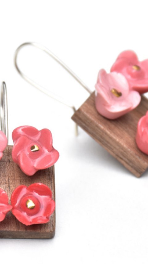 Vor kurzem eingetroffen, das neue Buch von @nicolasestradajeweler und happy, einer der 180 ausgewählten Schmuckkünstler zu sein.
Erschienen bei @hoakibooks und bereits bestellbar.
#porzellanschmuck #schmuckkunst #ohrringe #ohrschmuck #statementschmuck #jewellery #jewelry #contemporaryjewellery #newearrings #book #publication