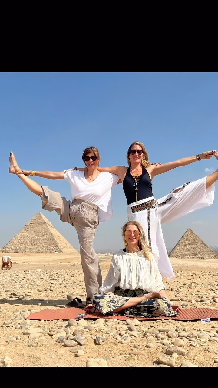 LE NOM “YOGABLISS WITH CLEM” , KESAKO?
Ce nom est venu d’un brainstorming improvisé avec mes tous premiers élèves en 2015 après un cours amusant où nous expérimentions ensemble les concepts « d’union » et de « confiance » à travers l’accro yoga ! 
🧘♂️ BLISS pour une pratique de Yoga Basée sur la Libération Intérieure ancrée dans une Sagesse Sacrée.
🧘BLISS aussi pour toute la joie qui nous est donnée de pratiquer le yoga et de le pratiquer ensemble. Partager la joie a toujours été une des valeurs hautes de mon enseignement. On peut pratiquer sérieusement avec authenticité tout en s’amusant ! 
🌕Ce BLISS nous a amené à continuer sur la durée à progresser et à croitre ensemble, à nous retrouver pour partager des retraites, des voyages, des cours, avec authenticité et qualité.  C’est tout cela YOGABLISS, et pour tout cela je vous remercie !
🫴Rejoignez-nous !
#yogabliss #nomdemarque #ecoledeyoga #yogapractice #voyagesinterieurs #voyagespirituel #sagessesacree #joie #bliss #retraiteyoga #voyageegypte #voyageperou #hatha #accroyoga #confiance #union #libérationintérieure #valeurhumaines