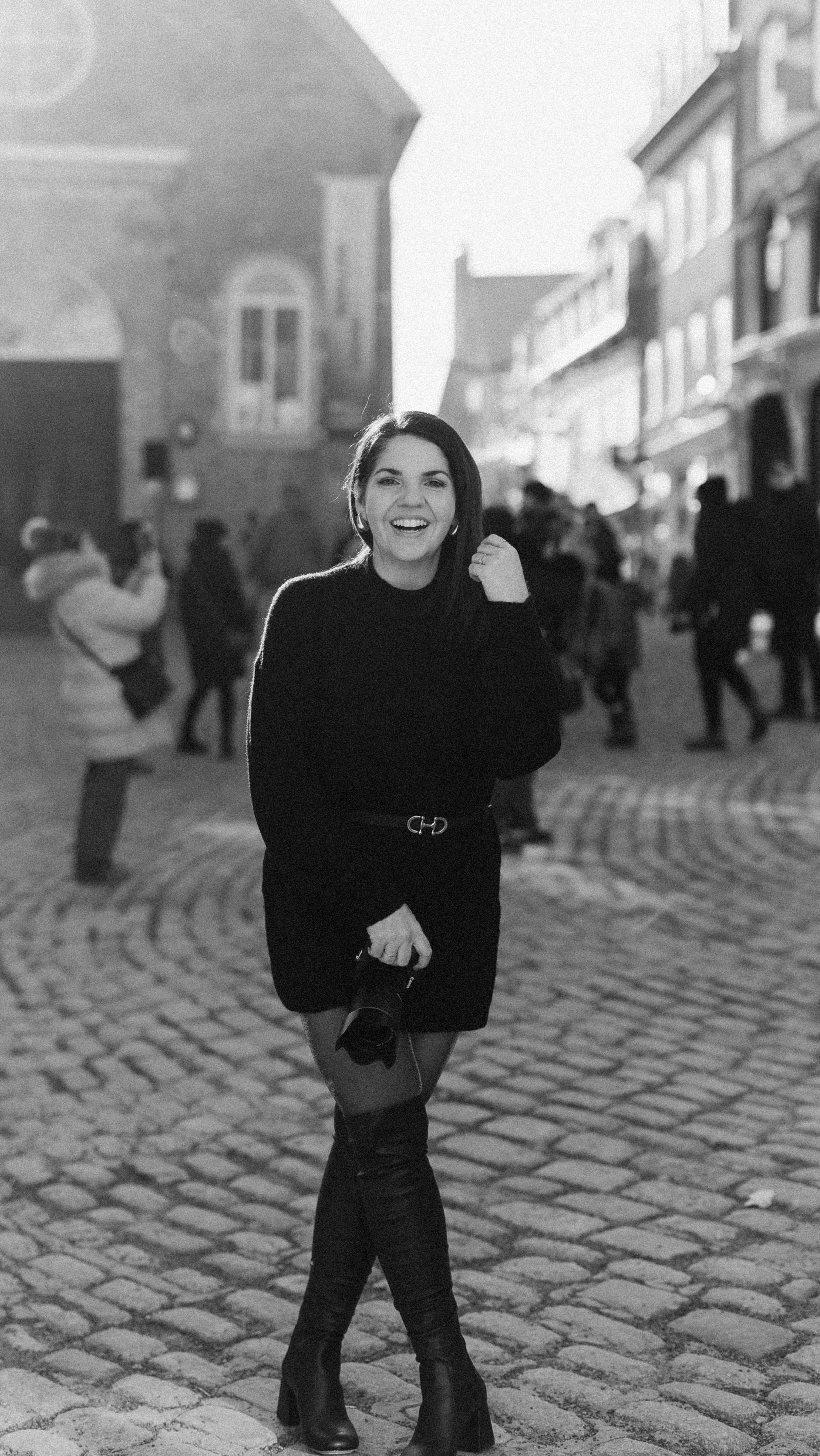 2023.
Un bilan pas bilan.
Une année imparfaite.
Au premier regard j’avais le sentiment de ne pas avoir réalisé grand chose.🤷♀️🙈
Mais @rosaliecote m’a nommé des choses auxquelles je n’avais pas pensé.
Comme si c’était le normal d’avoir fait ça.
Alors que chaque succès mérite d’être souligné et célébré 🥂🎉
Si toi aussi tu as ce sentiment que 2023 a passé en un claquement de doigts, que tu n’as pas fait tout ce que tu voulais faire;
💎Permets toi de faire une liste des grandes et petites actions que tu as posées cette année.
💎Échange avec une collègue que tu apprécies énormément sur tes sorties de confort et les défis relevés cette année.
💎Ne focus pas juste sur ce que tu n’a pas fait.
Je t’invite à ne pas te mettre la pression parce que TOUT doit changer le 1er janvier avec la nouvelle année.
Un petit changement à la fois pour aller vers une qualité de vie qui TE convient ❤️
Dans ce vidéo, des moments qui m’ont procuré un bonheur immense cette année. Je me sens choyée par la vie de vivre du beau comme ça.
Merci à toi qui me fait confiance.
Merci d’être ici avec moi.
P.S.Il manque deux-trois événements non documenté par la vidéo 📹
Photo: @alicemonnierphotographie
Retouche; moi
Vidéo: @veroniquemoisanphoto @catherinehardy_photographe
..
.
.
.
#recap2023 #bilan2023 #quebeccityphotographer #photographermentor #educationpourphotographes #photographevilledequebec #cathylessardphotographe