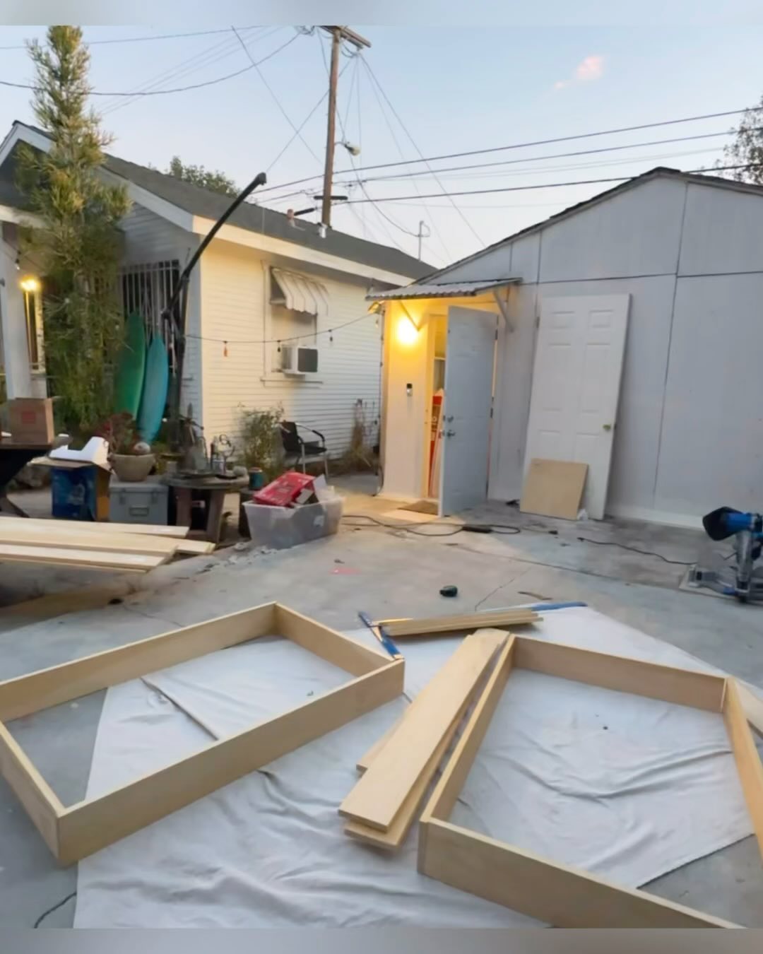 Building and designing our studio with the new addition. Homemade sound panels !! What an exciting and growing experience it has been. We are grateful and exited to share our journey. Follow the rabbit. 🐇…
…..
…..
…..
#recordingstudio #engineer #mixing #producer #acousticpanels #homestudio #studiobuilding #soundpanels #losangelesmusicscene #losangelesproducer