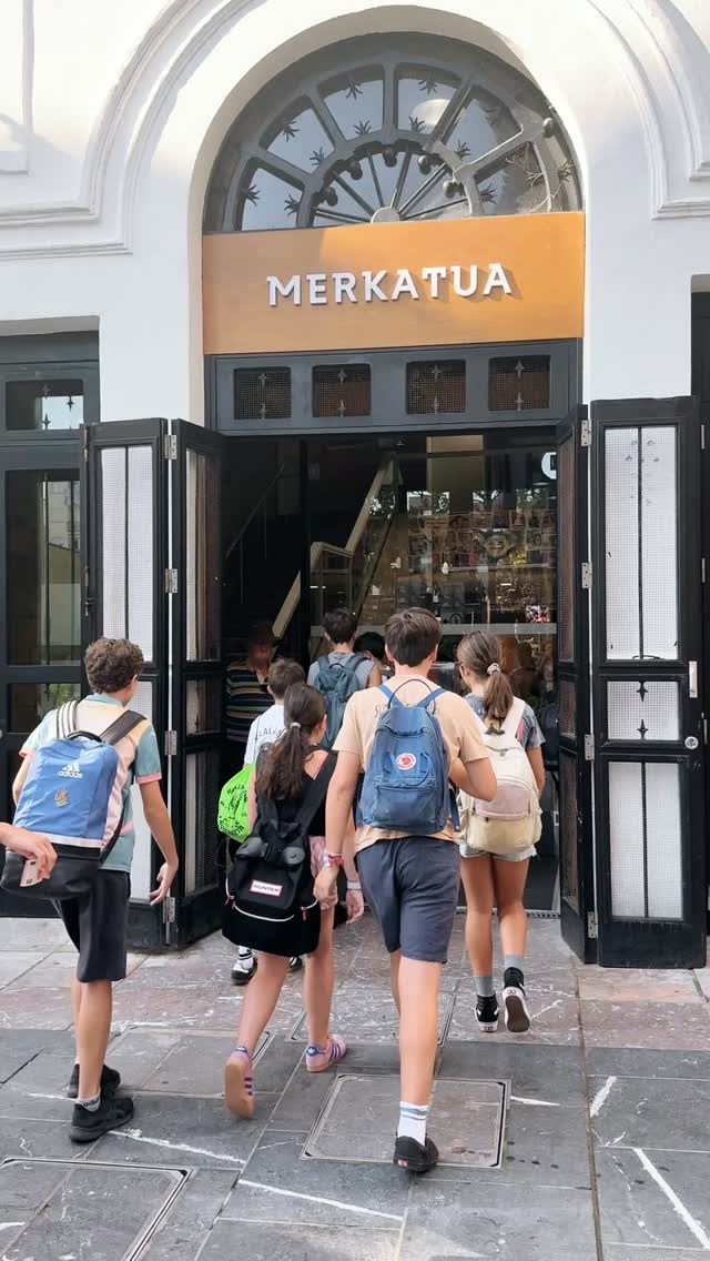 Dentro del programa Su-artean organizado por @experientziak , los y las participantes vivieron la semana pasada una experiencia gastronómica completa, desde el mercado hasta los fogones. ?
El jueves visitaron el mercado de Zarautz, con una lista de productos asignada por grupos, visitaron los diferentes puestos, gestionaron su propio presupuesto y compraron la materia prima para preparar sus recetas. ??
Una oportunidad perfecta para trabajar la autonomía, el criterio de compra y el valor del producto local. ?
Ya de vuelta en Aiala, y con la ayuda de las monitoras de Experientziak, se pusieron el delantal para preparar unas hamburguesas de categoría, elaboradas con mimo y en equipo.
? ¡Una experiencia real, divertida y sabrosa!
-
@experientziak antolatutako Su-artean programaren barruan, parte-hartzaileek esperientzia gastronomiko osoa bizitzeko aukera izan zuten, azokatik hasi eta sukalderaino. ?
Eguna Zarautzeko merkatuan hasi zuten. Taldeka banatutako produktu-zerrenda batekin, postuak bisitatu zituzten, beren aurrekontua kudeatu zuten eta lehengaiak erosi zituzten beren errezetak prestatzeko. ??
Autonomia, erosketa irizpidea eta bertako produktuaren balioa lantzeko aukera ezin hobea. ?
Aialan bueltan eta Experientziak tal dejó hezitzaileen laguntzqrekin, amántala jantzi eta hanburgesa goxo batzuk prestatu zituzten taldeka.
? Esperientzia erreal, dibertigarri eta zaporetsua!
_
#aialaescuela #cursodecocina #experientziak