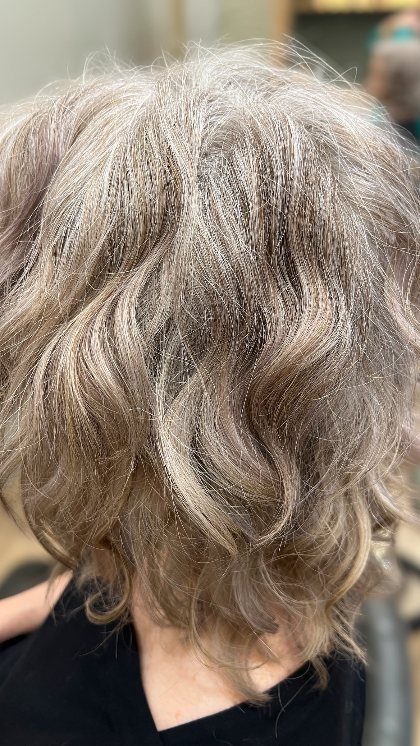 Colour blending with natural tones.
#greyhaircolourhairdressermelbourne #hairtransformation #greyhair #colorblending #colourblending