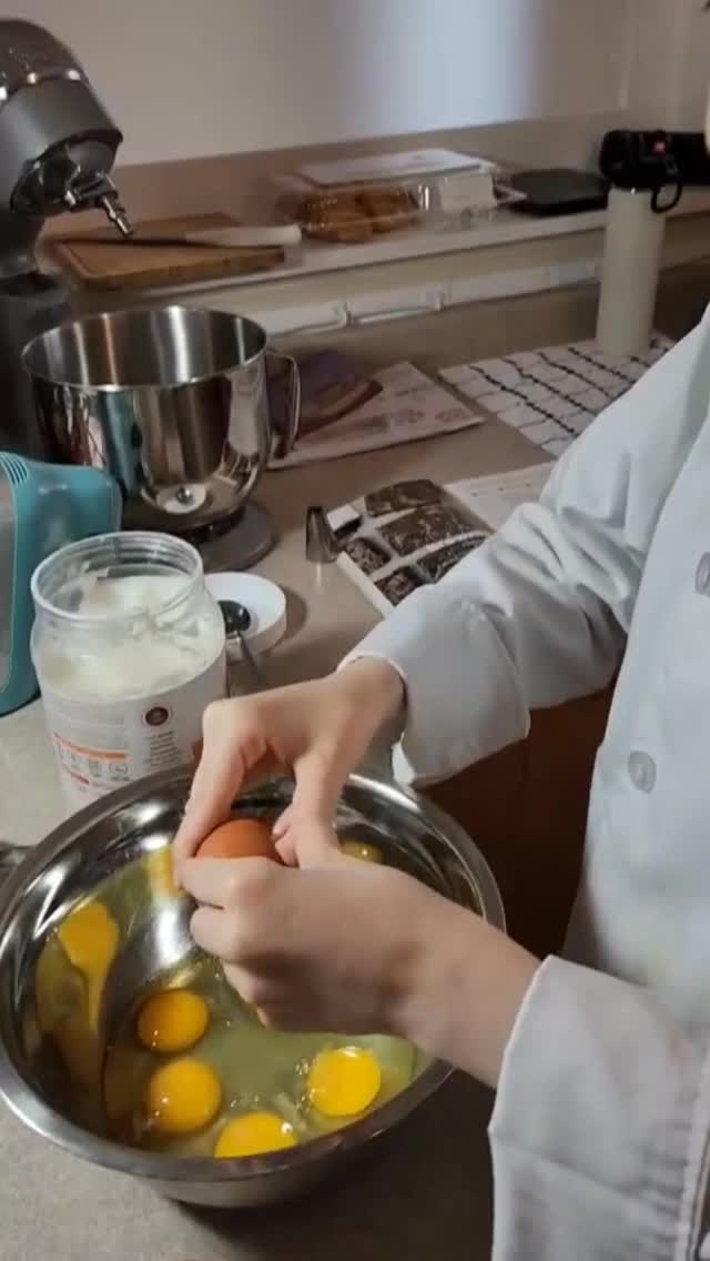 Finishing up my June boxes this week!!! Who’s excited for July…? 🤪😁😍
#bakingwithneekta #sensitivett #glutenfree #dairyfree #homebakery #treatbox #subscriptionbox #delicious #june #brownies #lemoncookies #strawberrycake