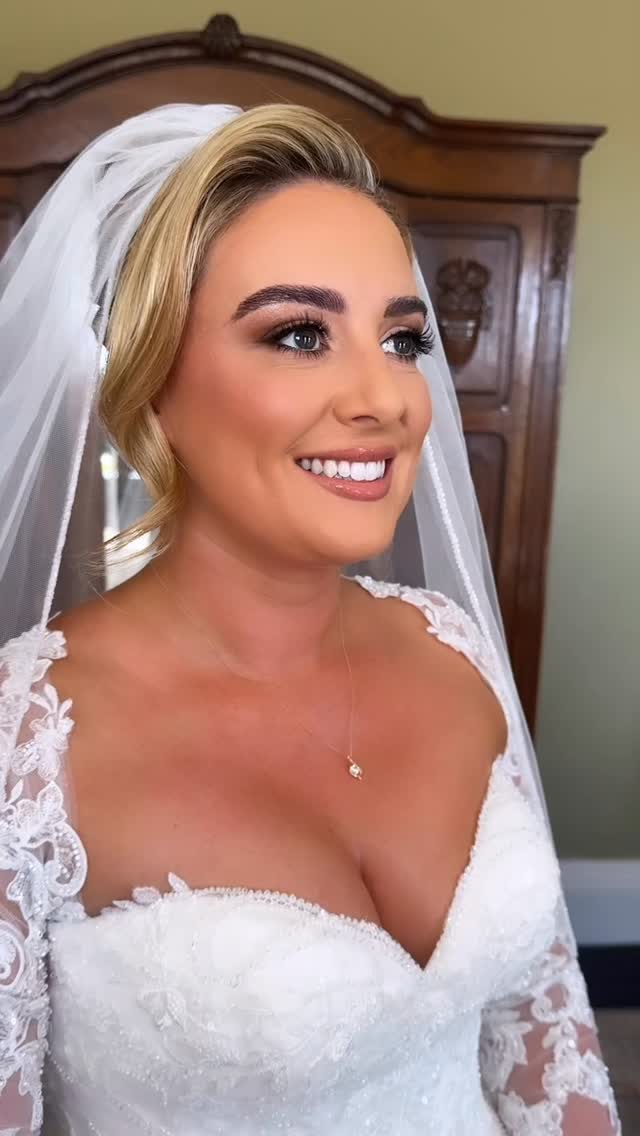 S H A N N O N
Glowy, radiant & absolute bridal perfection ✨
Hair: @sinead_mcgoldrick_hair
Venue: @horetownhouse
#suzannekavanaghmakeup #softglam #bridalmakeup #irishbridalmakeupartist