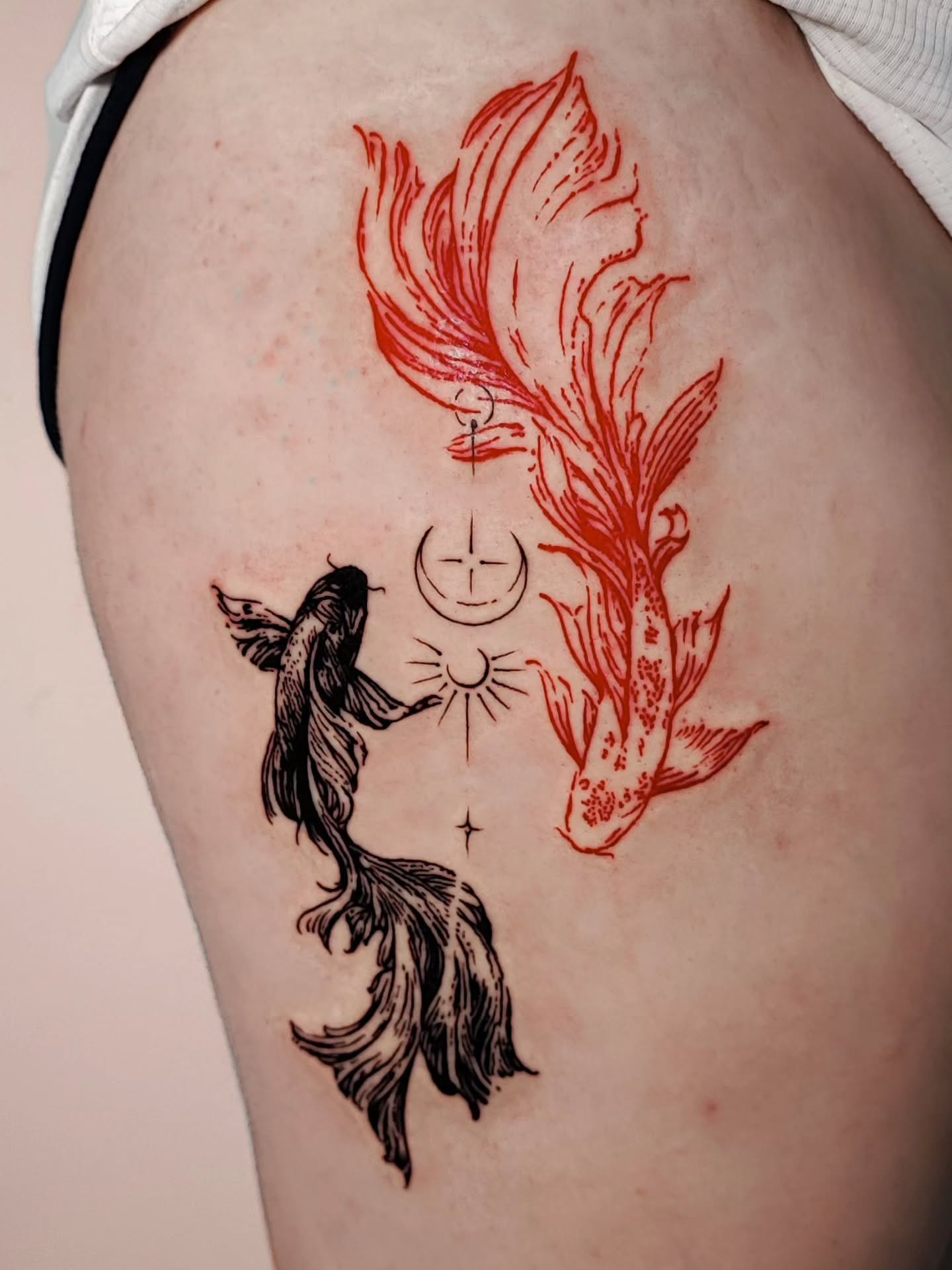 Um projecto delicado feito pelo nosso artista @n.o.r.i.g.a.e
#tattoo #tattooart #fish #fishtattoo #tattooart #tattoolove #ink #inkfamily #blackwork #delicate #fineline #setubal #tattooshop #portugal