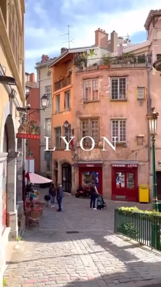 Lyon is said to be the French capital for foodies. But there’s more than food in that beautiful city Have you ever been? Save for your next trip!
#lyon #lyonfrance #jaimelafrance #frança #visitlafrance #francetourisme #villedelyon #hello_france #lyontourisme #visitfrance #beautifuldestinations